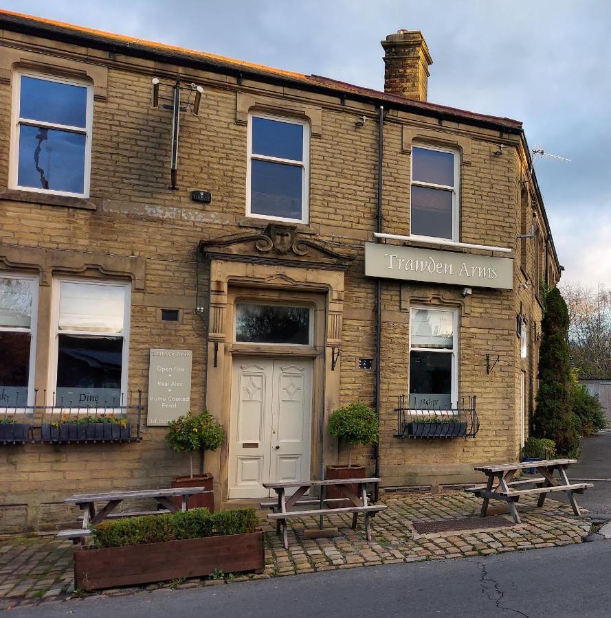 Отель Trawden Arms Community Owned Pub Winewall Экстерьер фото
