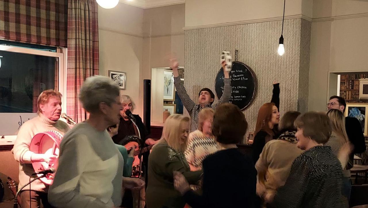 Отель Trawden Arms Community Owned Pub Winewall Экстерьер фото