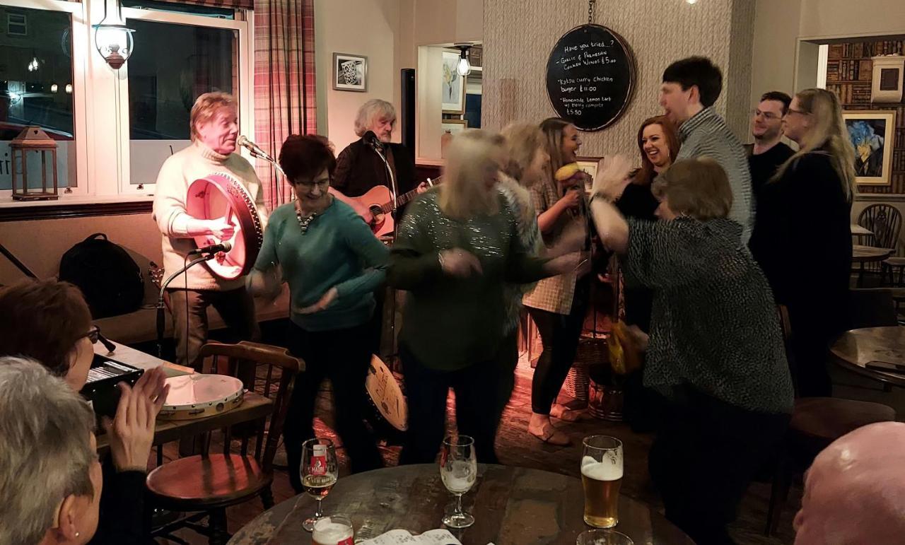 Отель Trawden Arms Community Owned Pub Winewall Экстерьер фото