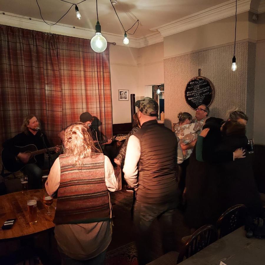 Отель Trawden Arms Community Owned Pub Winewall Экстерьер фото