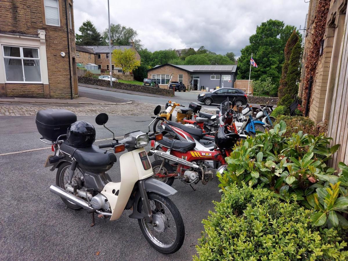 Отель Trawden Arms Community Owned Pub Winewall Экстерьер фото